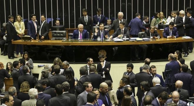 Câmara aprova em 2º turno texto-base da reforma da Previdência Deputados discutem o texto-base da reforma da Previdência. Fabio Rodrigues Pozzebom/Agência Brasil
