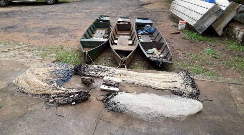 PMA apreende canoas com redes, tarrafas e anzóis nos rios de MS