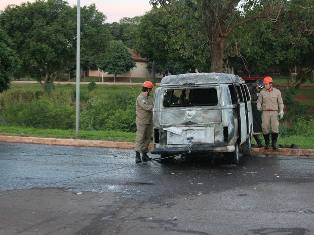 Carro ficou parcialmente destruído após incêndio (Foto: Gabriela Pavão/ G1 MS)
