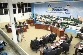 Mesmo suspensa, vereadores abrem sessão e aguardam nova decisão da Justiça Plenário da Câmara de Dourados