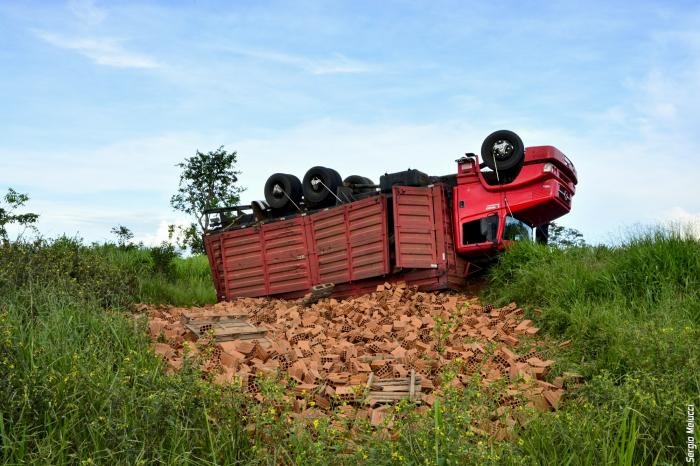 Caminhão tombado - Crédito: (Sergio Melucci)