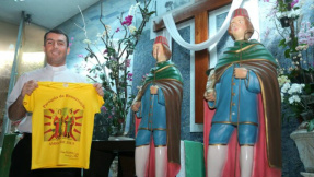 Crianças vão usar uniforme em festa de igreja para não serem confundidas com bandidos na Zona Sul do Rio Diácono Gabriel Coello mostra camisa que crianças e adolescentes de comunidade carentes do Rio irão usar em festividade Foto: Fabiano Rocha / Extra