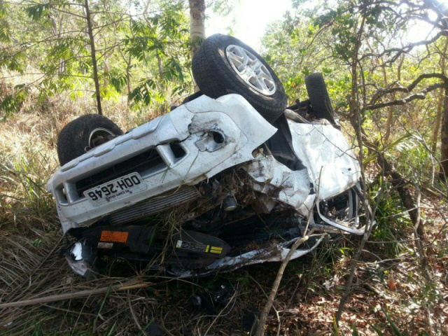 Gerente de concessionária fica ferido em capotamento Veículo ficou totalmente destruído - Foto: Ângela Bezerra/Edição de Notícias