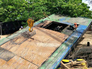 Equipe de resgate retira casco de barco que naufragou no rio Paraguai Equipe de resgate retira casco de barco que naufragou no rio Paraguai