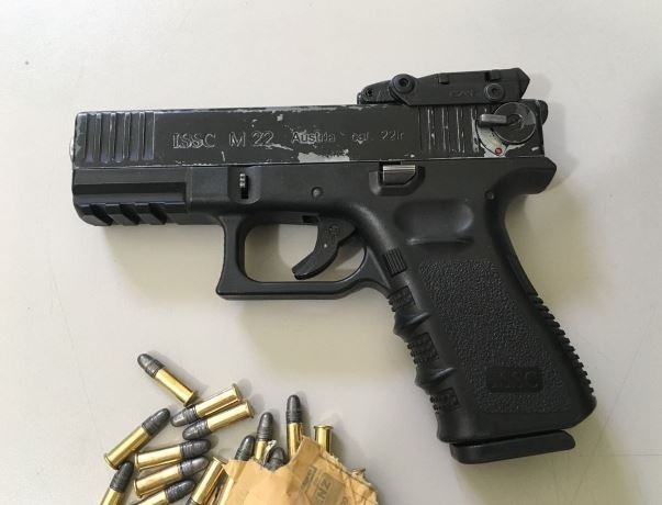 Pistola e munições apreendidas com Gustavo (Foto: divulgação/Polícia Civil)