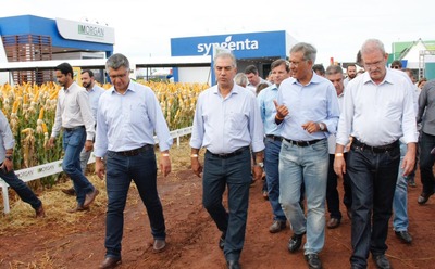 De férias, Reinaldo Azambuja visita Showtec e destaca desempenho do agronegócio