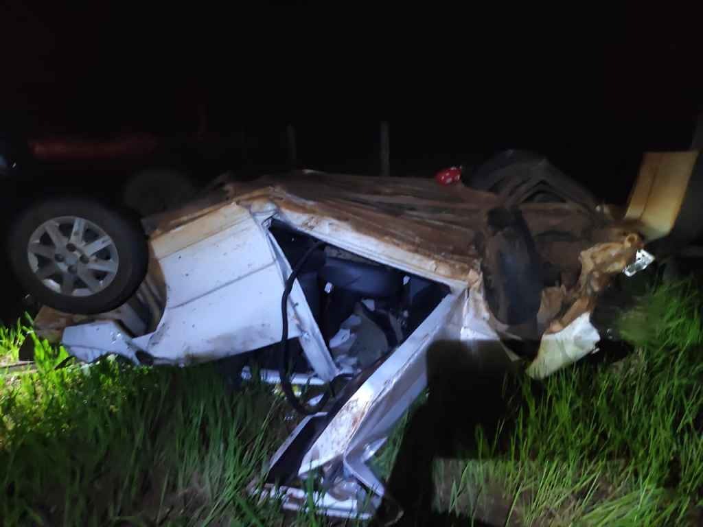 Motorista capota carro e morre em curva na MS-040 Veículo capotado às margens da MS-040. Cenário MS