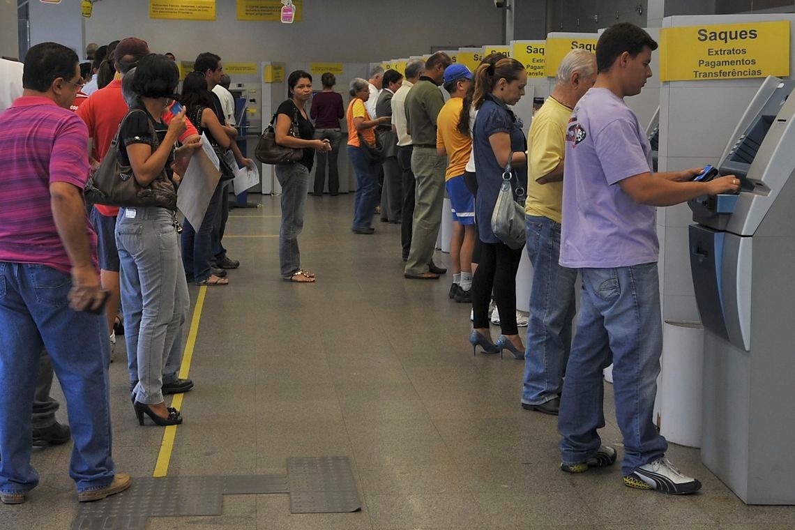 Bancos mudam horário amanhã e fecham em 24 e 31 dezembro Valter Campanato/Agência Brasil