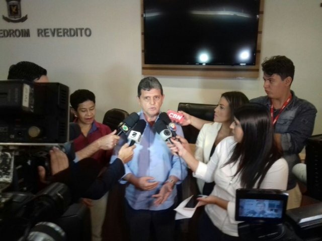 Presidente da Câmara, vereador João Rocha, durante coletiva. Foto: Mayara Bueno