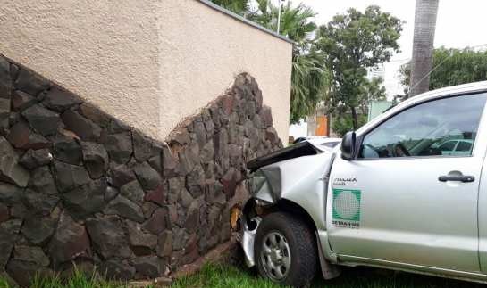 Colisão entre caminhonetes deixa dois feridos Colisão entre caminhonetes deixa dois feridos