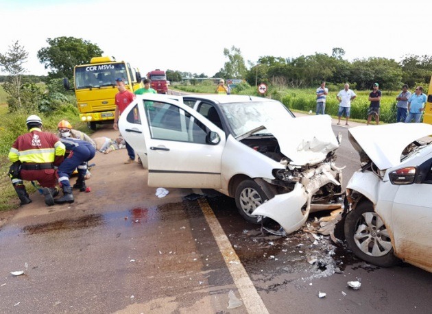 Acidente entre veículos de passeio deixa três pessoas feridas na BR-163 Foto: PC de Souza, Edição MS