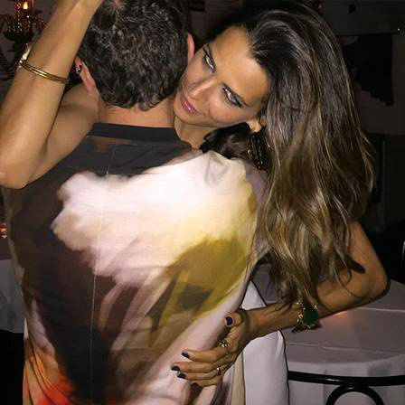 A modelo Fernanda Motta também posou com o aniversariante Foto: Instagram