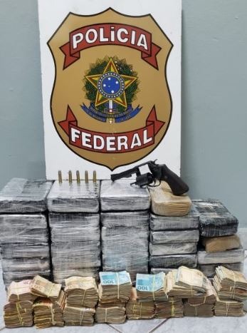 Polícia Federal apreende 41 quilos de cocaína, arma e mais de 110 mil reais