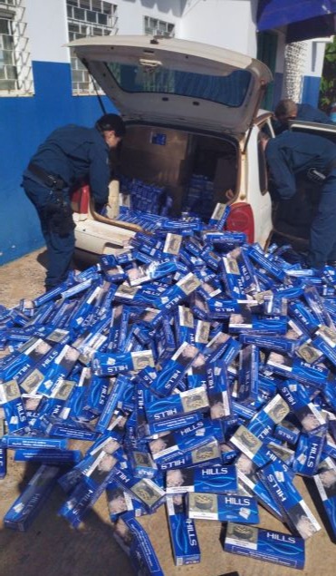 Contrabandista tenta fugir da PM mas é pego escondido em banheiro de posto de combustível Carga de cigarros dentro do veículo. Ddos News