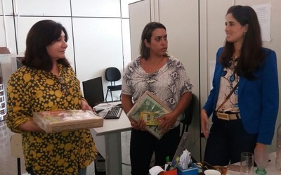 Prefeita conversa com coordenadores de núcleos da Semed e verifica os kits – Assecom

