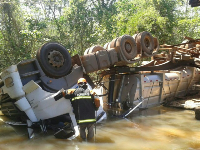 Acidente ocorreu na manhã deste sábado e caminhão ficou com as rodas para cima (Foto: Sidney Assis)