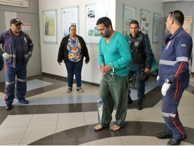 Conhecido por série de mortes na Capital, “Nando” tem surto em um dos julgamentos Nando sendo retirado pelo Samu do julgamento. (Foto: Henrique Kawaminami)
