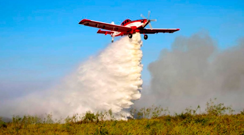 Avião Air Trator lança três mil litros de água em foco de calor na região da Serra do Amolar. CBMS