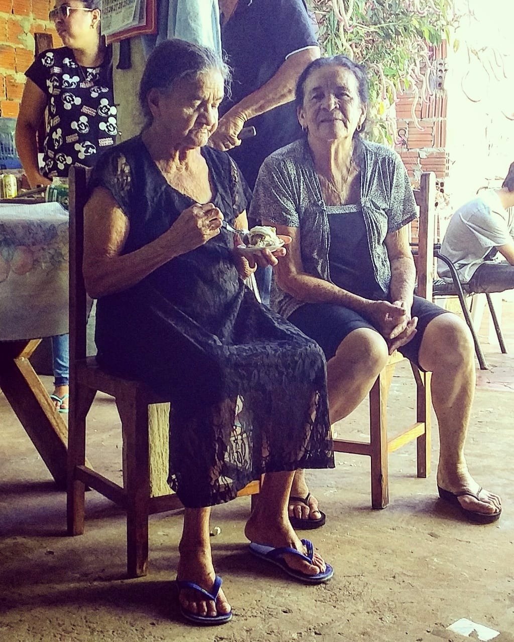 Campo Grande também é lugar de idosos que existem em números e revelam porque estão aqui Maria e Leozina são vizinhas, dividem paredes e muitas histórias de Campo Grande. (Foto: Alan Diógenes)