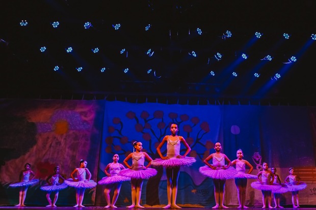 Com 112 crianças, “As Quatro Estações” lota público presente no Teatro Dom Bosco Com 112 crianças, “As Quatro Estações” lota público presente no Teatro Dom Bosco