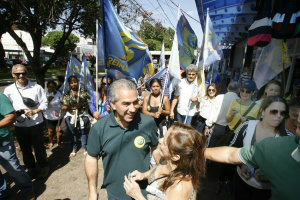 Segundo turno é vontade do povo de MS, diz Reinaldo Azambuja Reinaldo Azambuja em campanha - Foto: Divulgação