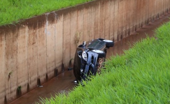 Motorista perde controle da direção e cai no córrego Segredo Cinco dos seis passageiros ficaram no local, já o proprietário do veículo fugiu. Kísie Ainoã/CG News