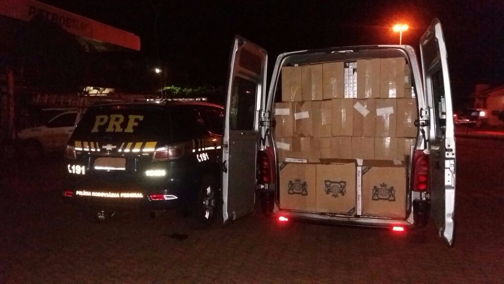 Contrabando de cigarro avaliado em R$ 300 mil é apreendido pela PRF Contrabando de cigarro avaliado em R$ 300 mil é apreendido pela PRF