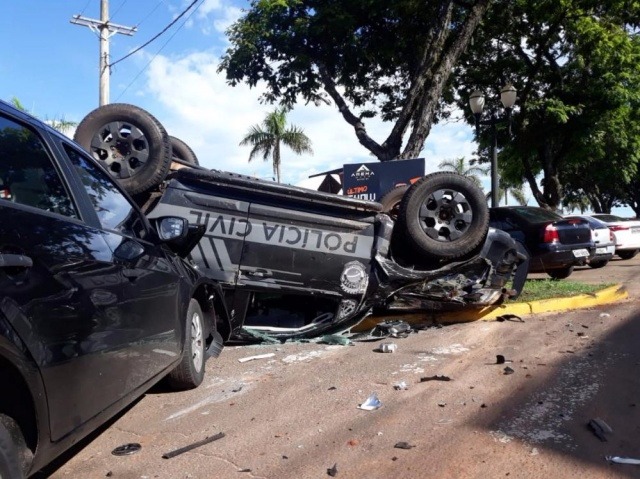 Policiais civis capotam viatura, após colisão com outro carro no interior (Foto: Tá Na Mídia Naviraí)