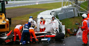 F-1: grave acidente encerra GP do Japão mais cedo; Hamilton vence Carro de Jules Bianchi ficou bastante danificado após o acidente Leia mais Getty Images