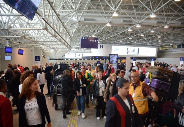 MOVIMENTAÇÃO NO AEROPORTO INTERNACIONAL DO GALEÃO NO RIO DE JANEIRO (FOTO: TÂNIA RÊGO/AGÊNCIA BRASIL)