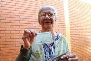 No maior colégio da Capital, eleitor madrugou na fila para votar Aos 85 anos, dona Maria José, chegou cedo para exercer o direito de escolher que vai governar o país