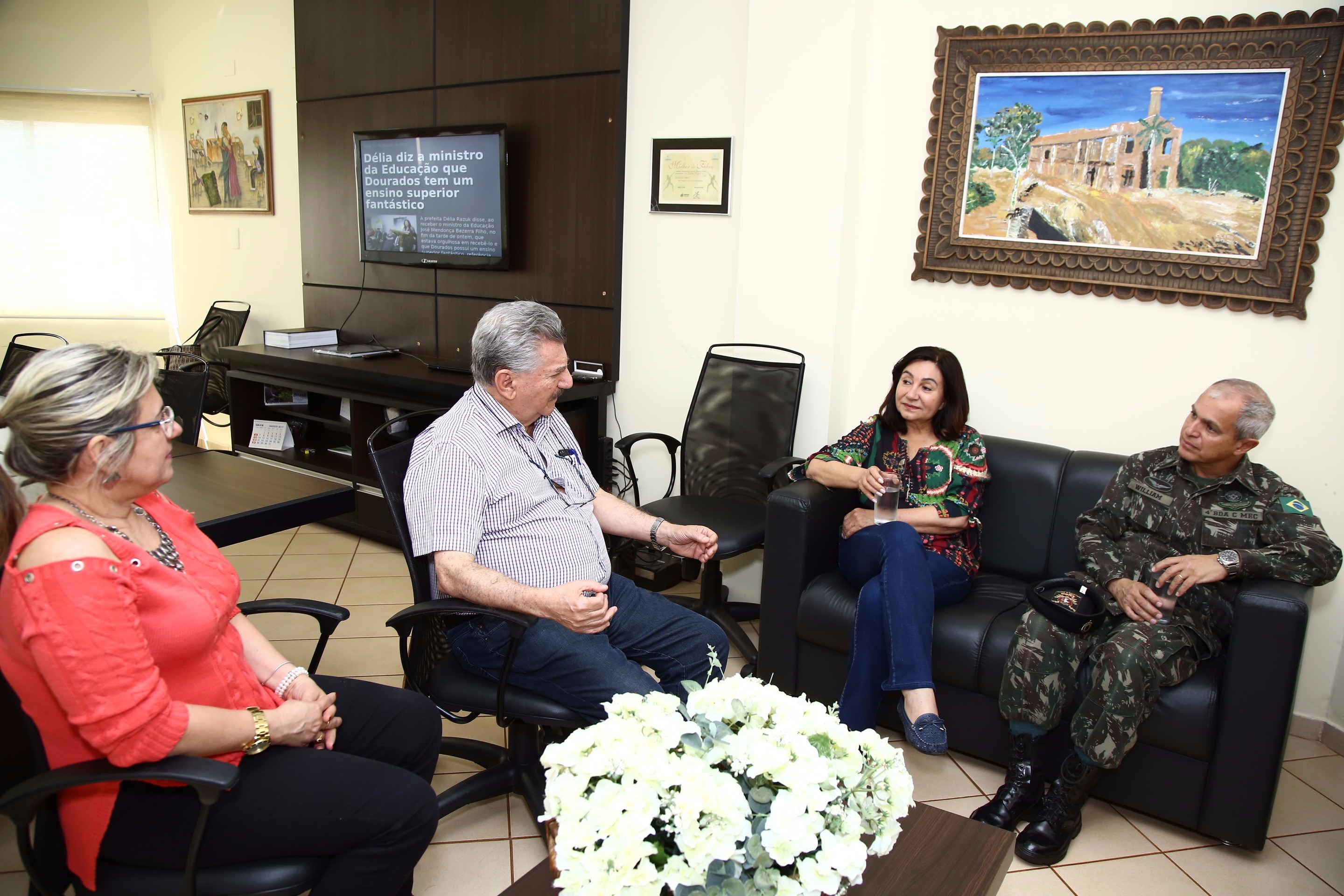 Prefeitura e Exército fecham parceria para ampliação de aeroporto Reunião nesta quarta (23) no gabinete da prefeita Délia Razuk, com general da 4ª Brigada de Cavalaria Mecanizada, Lourenço William da Silva Ribeiro Pinho e o secretário de Planejamento, José Elias