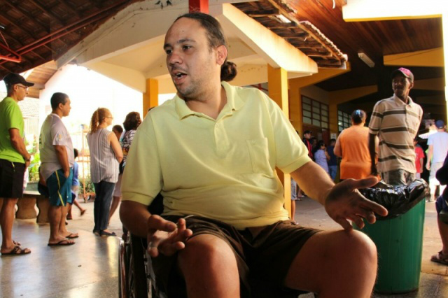 No maior colégio da Capital, eleitor madrugou na fila para votar Gilberto reclamou da falta de políticas públicas que garantam acessibilidade para portadores de deficiência