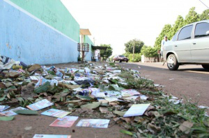 Ruas próximas a escolas amanhecem sujas de santinhos de candidatos Ruas nas Moreninhas amanhecem com santinhos jogados próximos às escolas (Foto: Marcos Ermínio)