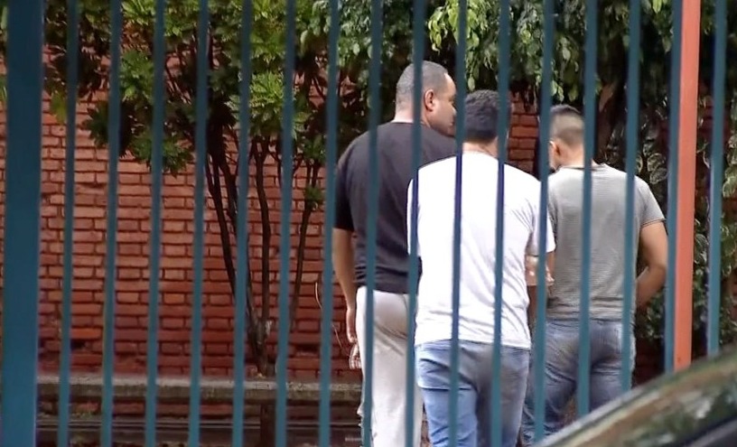 Sargento e cabo voltando ao presídio militar após uma audiência de custódia (Foto: Reprodução)