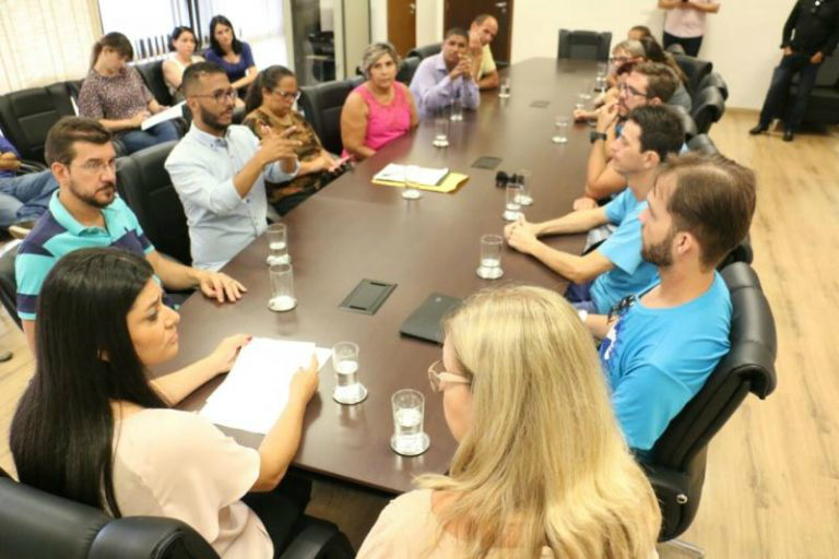 Rose discute a reestruturação do ensino especial com comunidade escolar Rose discute a reestruturação do ensino especial com comunidade escolar