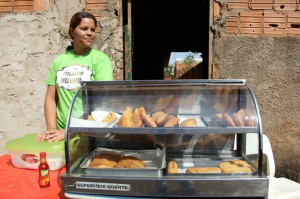 No maior bairro da Capital, eleição é oportunidade de lucrar com vendas Cristiane resolveu estrear hoje na venda de salgados, em frente a local de votação. (Foto: Marcos Ermínio)
