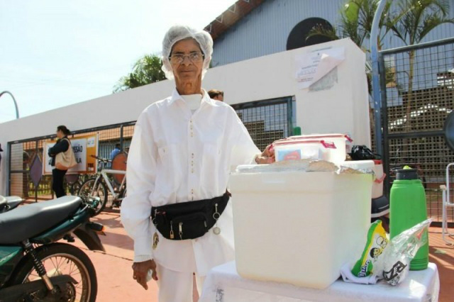 No maior bairro da Capital, eleição é oportunidade de lucrar com vendas Antônia, de 65 anos, normalmente vende raízes no Centro, mas hoje mudou o produto e vendeu alimentos. (Foto: Marcos Ermínio)