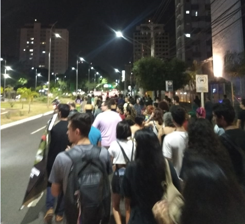 Protesto contra queimadas na Amazônia reúne centenas na Avenida Afonso Pena (Foto: Lucas Arruda)