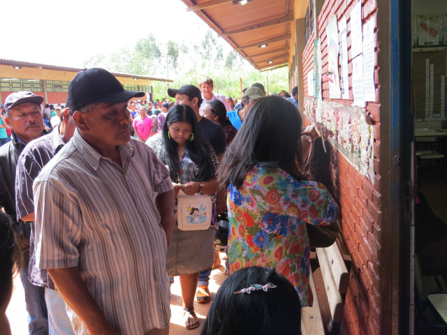 Com mais de 5 mil eleitores, votação na Reserva Indígena deve ser movimentada o dia todo Eleitores indígenas demoram em média dois minutos para votar, segundo mesários (Foto: Adriano Moretto)