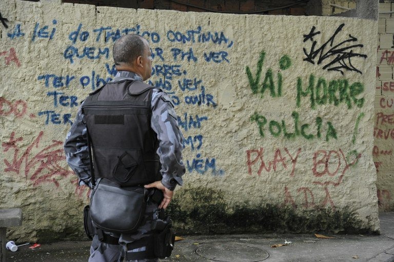 Policial militar durante ocupação do Complexo do Caju, na zona portuária do Rio, em março de 2013. Arquivo