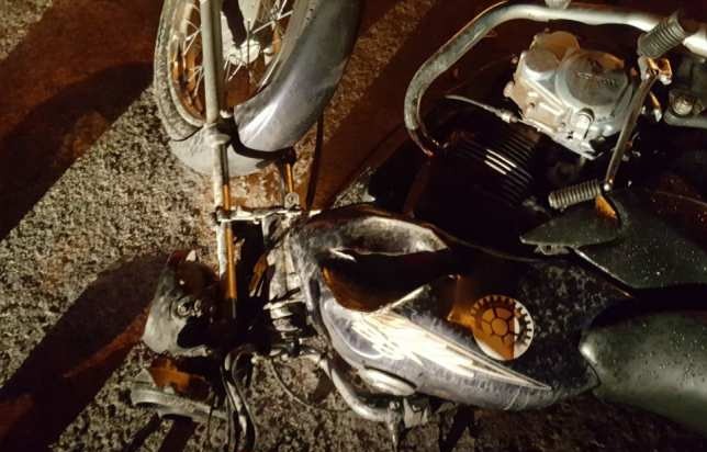 Motociclista sofre queimaduras após moto explodir ao bater em caçamba