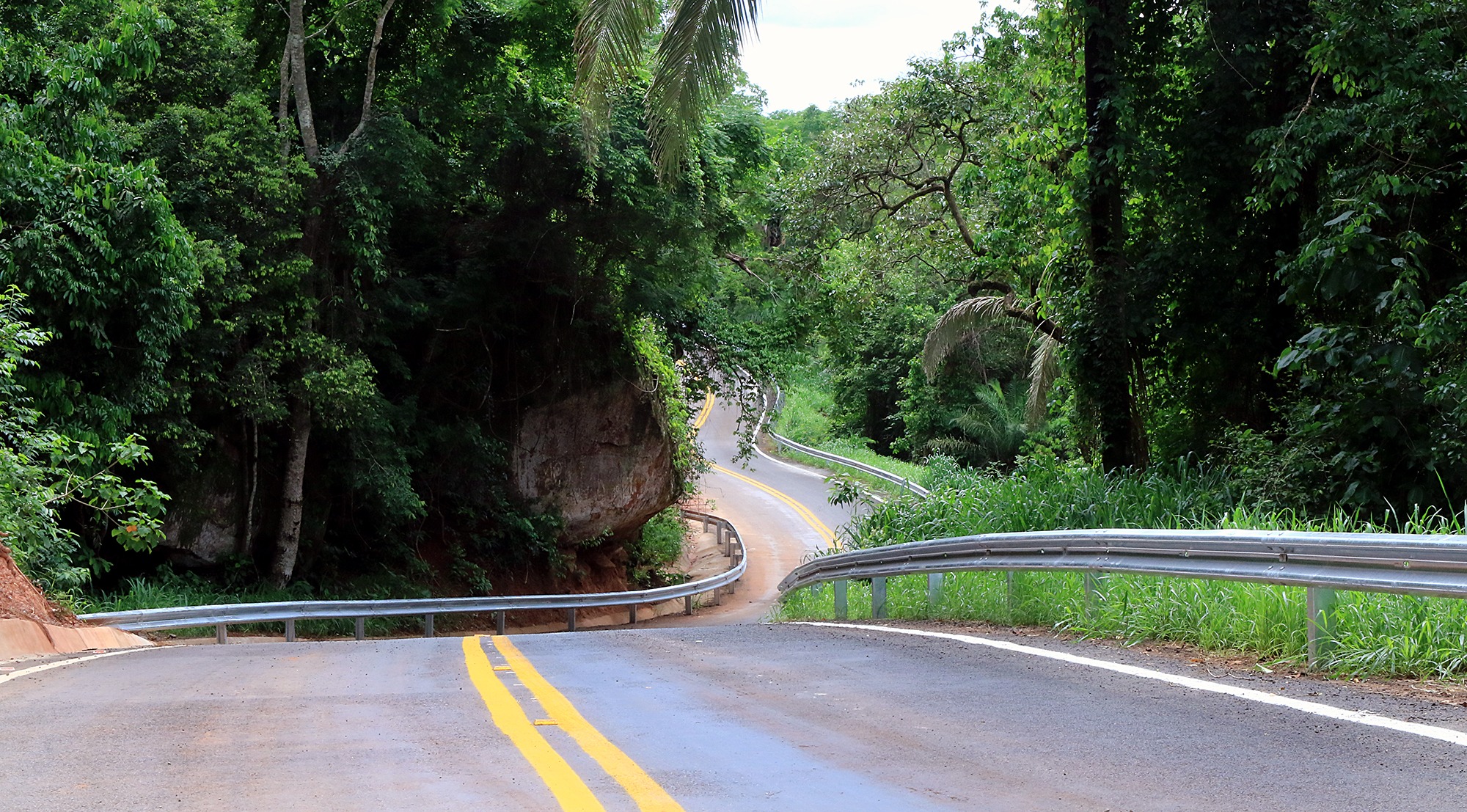 Asfalto da Estrada de Piraputanga vai impulsionar o turismo e a economia local Contorno da morraria, entre paredões de arenito, o Rio Aquidauana e a velha estrada de ferro: um lugar para ser vivenciado. Edemir Rodrigues
