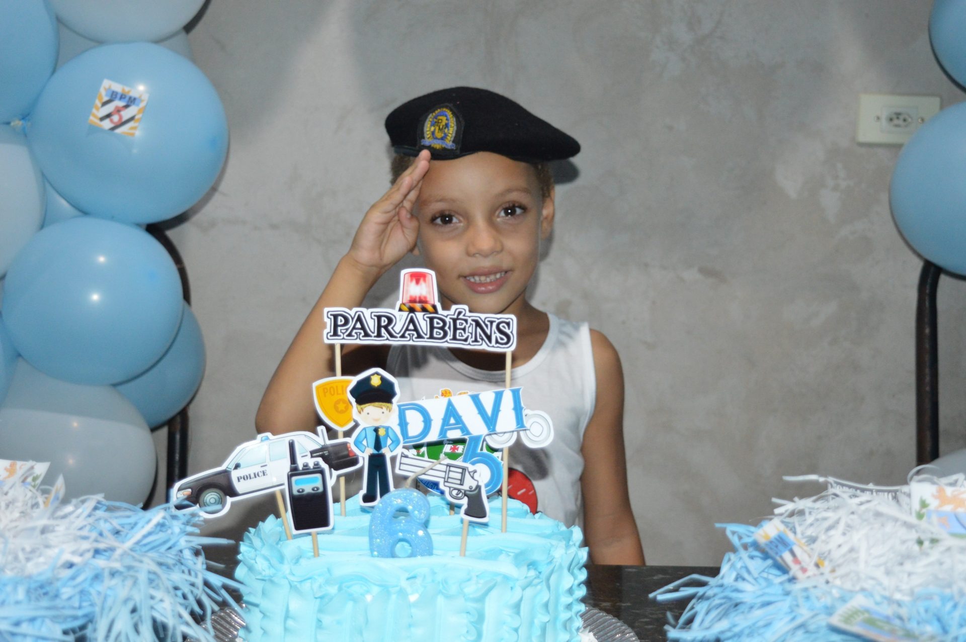 Menino fã da PM ganha surpresa em festa de aniversário
