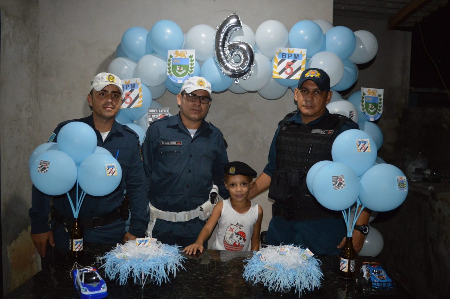 Menino fã da PM ganha surpresa em festa de aniversário