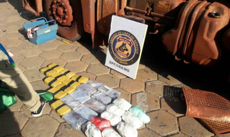 Polícia Federal apreende cocaína no posto fiscal Lampião Aceso em Corumbá Tabletes de cocaína foram encontrados pelo cão farejador. (Foto: PF/Divulgação)