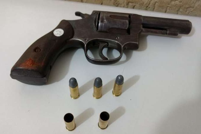 Evadido do sistema prisonal morre em confronto com a PM Arma apreendida com duas munições deflagradas. Osvaldo Duarte/Ddos News