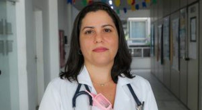 Infectologista explica como se prevenir contra "doença do pombo" “Como não existe transmissão inter-humana desse fungo, nem de animais ao homem, também não existem medidas preventivas específicas, mas o uso de equipamentos de proteção individual como uma máscara durante a limpeza de áreas onde há criação de aves ou aglomerado de pombos, entre outros animais, é muito importante para não serem contaminados. No interior a gente tem muitos casos dessa natureza por causa da proximidade com os animais, por isso, quando for fazer a limpeza desses criadouros de animais, a máscara de proteção é fundamental para evitar a inalação do esporo e proteger a via aérea”, explicou a infectologista.
PUBLICIDADE
Os sintomas da doença podem se manifestar dependendo do estado imunológico de cada pessoa e merece muita atenção. Ao apresentar febre, fraqueza, tosse, dor de cabeça muito forte, rigidez de nuca, náusea, vômito, entre outros sintomas que demoram a melhorar com medicação, o ideal é buscar auxílio de um profissional médico. O diagnóstico da criptococose é feito com a coleta do líquor da espinha e quando identificada o tratamento com medicamentos antifúngicos endovenosos deve ser iniciado imediatamente.
“A demora no diagnóstico pode levar o paciente a morte, por causa de complicações como a meningite. O paciente na maioria das vezes está com sua imunidade comprometida ou aspirou uma grande quantidade de esporos, comprometendo ainda mais o quadro da doença. As sequelas podem existir por se tratar de uma enfermidade cerebral e podem variar de acordo com cada caso. Por isso, é importante estar atento aos sintomas, já que a doença demora cerca de 15 dias para se manifestar de forma crônica, dificultando o diagnóstico e fazendo a pessoa pensar que é uma forte gripe”, comentou Manuela Santiago.
por taboola Links promovidos
RECOMENDADAS PARA VOCÊ
Procura-se Futuro Milionário
Empiricus
Detalhe na aparência do bebê de Meghan Markle leva a web ao delírio - Filhos - R7 bebe mamãe
ABS traz segurança em qualquer terreno. Entenda.
Yamaha
O carro que Zico dirige aos 66 anos é de cortar o coração
PayDayVille
Passe longe: 12 carros que você deve evitar em 2019
Tantas Emoções
Substituto do fio dental chega para acabar com mau hálito!
Super Water Floss
Missão cumprida: veja o vídeo do sniper que comemora o abate de sequestrador - Distrito Federal - R7 Jornal de Brasília
Quer morar no que é seu? Saiba como comprar seu imóvel.
CAIXA
Mulher é agredida pelo marido após flagrar traição - RecordTV - R7 Balanço Geral
Ela foi sua mãe adotiva por anos, então ele disse o seguinte ao juiz durante a audiência de adoção
Trendscatchers
19 Celebridades brasileiras que hoje estão pobres
Desafiomundial
Pesadelo! Médico corta unhas de senhora após mais de 10 anos - Fotos - R7 Hora 7
+
Após ser expulso do partido, vereador Palhaço Soneca diz sofrer “perseguição política”
A8SE A8SE 24/08/2019 - 08:31
Após ser expulso do partido, vereador Palhaço Soneca diz sofrer “perseguição política”
Após ser expulso do partido, vereador Palhaço Soneca diz sofrer “perseguição política”
A8SE
Após ter sido expulso do partido Cidadania, o vereador Palhaço Soneca disse ter recebido a notícia com surpresa e considerou a atitude uma “perseguição política”. “O episódio
Foto: Gilton Rosas/CMA
Foto: Gilton Rosas/CMA
A8SE
da festa do Mastro já foi superado, não cometi nenhum ato ilegal, tanto que o Ministério Público pugnou pelo arquivamento do caso”, diz o parlamentar.
Palhaço Soneca afirma que não vai recorrer da decisão do partido e que neste momento vai analisar o convite de outros grupos políticos. “Desde a época do PPS sofro discriminação dentro do partido. Se a nova direção não me quer, não vejo problema. A minha consciência está tranquila e o meu trabalho como vereador não vai terminar aqui”, afirmou.
Segundo o vereador, a perseguição política tem a ver com o fato de ser uma pessoa humilde. “O preconceito sempre existiu e sinceramente já estou acostumado. Porém, isso não me enfraquece, e sim me dá forças para continuar realizando meus projetos sociais na periferia de Aracaju. Lá, eu sou respeitado e isso é que o importa. É sinal que estou no caminho certo”, destacou.
CONTINUAR LENDO
+
Samu vai a shopping ensinar população a fazer reanimação cardiopulmonar neste sábado, 24
A8SE A8SE 24/08/2019 - 07:23
Samu vai a shopping ensinar população a fazer reanimação cardiopulmonar neste sábado, 24
Samu vai a shopping ensinar população a fazer reanimação cardiopulmonar neste sábado, 24
A8SE
O Dia Nacional de Reanimação Cardiopulmonar, evento que ocorre anualmente em todo país, neste sábado (24), capacitará gratuitamente em um stand, que será montado na
Foto: Ascom/SES
Foto: Ascom/SES
A8SE
praça central de eventos do Shopping Jardins, das 10h às 22h, a população no reconhecimento precoce da Parada Cardiorrespiratória (PCR) e a realização imediata dos procedimentos iniciais da Ressuscitação Cardiopulmonar (RCP).
Já é o 4° ano que Sergipe participa do evento, impulsionado pelo Projeto Salve, com apoio Curso de Atendimento pré-hospitalar do SAMU 192, da Liga de Enfermagem em Urgência e Emergência (LAUENF), Sergipe e da Liga Acadêmica de Anatomia Aplicada (LAAP).
Para realização do evento, foram abertas inscrições e os voluntários foram instruídos a capacitar. Nesse Processo, 65 pessoas se inscreveram, conta o gerente do Núcleo de Educação Permanente (NEP) do Samu, Ronei Barbosa. Os facilitadores são voluntários treinados a capacitar pessoas leigas que passarão pelo nosso stand. Já Realizamos a capacitação dos voluntários na quarta, 14, e nesta terça-feira, 20. todos com o mesmo conteúdo”, conta.
Apenas em 2018, durante o Dia Nacional da Reanimação Cardiopulmonar, 9900 pessoas foram capacitadas em 41 cidades de 22 Estados do País. Em todas as regiões aconteceu o evento. Ronei Barbosa, destaca a importância da ação. “Os voluntários são ensinados e logo depois capacitarão, sendo a proposta principal do projeto. Queremos que cresça a corrente de assistência à vida para que mais pessoas estejam aptas a identificar a Parada Cardíaca”, salienta.
CONTINUAR LENDO
+
Policiais prenderam suspeito de tráfico de drogas em São Cristóvão
A8SE A8SE 23/08/2019 - 17:20
Policiais prenderam suspeito de tráfico de drogas em São Cristóvão
Policiais prenderam suspeito de tráfico de drogas em São Cristóvão
A8SE
Policiais Civis do Departamento de Narcóticos prenderam na manhã desta sexta-feira (23) Carlos Alexandre Santos Santana, conhecido como