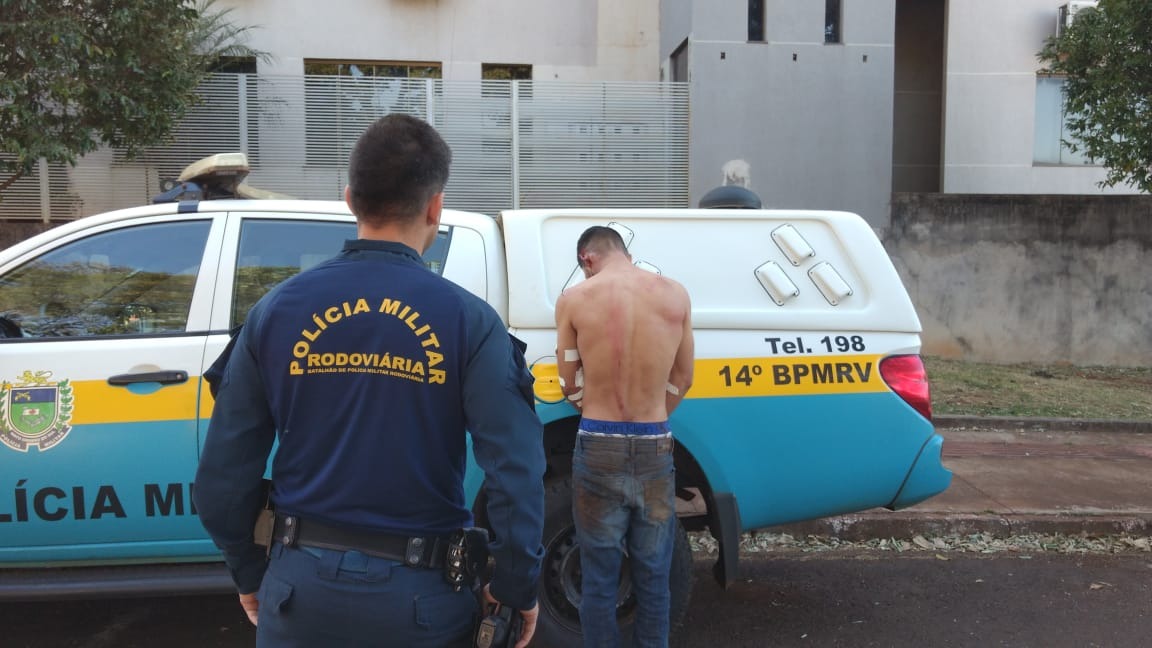 PMR prende autor de roubo de veículo após enfrentamento a tiros em rodovia PMR prende autor de roubo de veículo após enfrentamento a tiros em rodovia