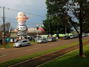 Movimento Pátria Livre traz "Pixuleco" e quer assinaturas contra o PT Boneco apelidado de Pixuleco, chama atenção de motoristas da Afonso Pena (Foto - Divulgação)